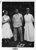 Patient med sköterskor på Örebro Centrallasarett, Grev Rosengatan, 1924