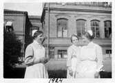 Sköterskor utanför Örebro Centrallasarett, Grev Rosengatan, 1924