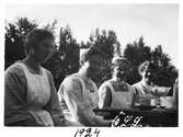 Sköterskor i lasarettsparken , Grev Rosengatan, 1924