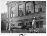 Patient bärs på bår på Örebro Centrallasarett, Grev Rosengatan, 1924
