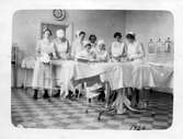 Sköterskor i operationssalen på Örebro Centrallasarett på Grev Rosengatan, 1924