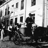 Nora Allmänna Brandkår utklädda på Kungsgatan i Nora, 1927-07-18