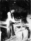 Man i smedja, ca 1925
