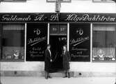 Två kvinnor framför guldsmedsbutik, 1920-tal