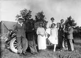 Familj vid bil i Nora, 1926-08-08
