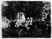 Kladda i 1700-talskläder till paraden i Nora, 1926-06-00