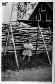 Barn vid flätverksgärdesgård i Nora, 1930 ca