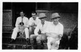 Fyra kollegor vid bungalow i Ambernath, Indien, 1931-05-00