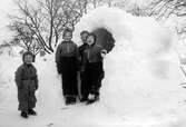 Barn leker i snögrotta i Nora, 1939-01-00