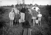 På väg att fånga kräftor på Bomanshyttan, Nora, 1947-08-08