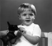 Barn med leksakshund, 1937
