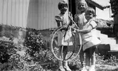 Tre syskon med lekringar i Bovallstrand, 1939