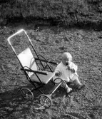 Barn vid barnvagn, 1930-tal