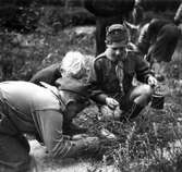 Scoutpatrull Älgen ska tända en brasa, 1953