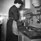 Kvinna diskar i köket, Nora, 1953
