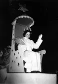 Noras lucia hälsar sina undersåtar, 1953