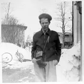Ung man med kamerafodral, 1951-04-15