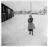 Kvinna på lagårdsbacke I Ullavi, Nora, 1951-04-15