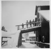 Gossa på snöklädd ramp, 1951
