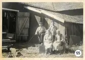Grupp vid ladugård i Valltorp, Frövi, 1950-tal
