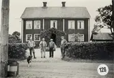 Grupp framför Södra gården i Lia i Frövi, 1950-tal