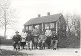 Familj framför Södra gården i Lia i Frövi, 1939