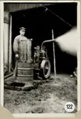Man vid fotogendriven motor i Lia i Frövi, 1935 ca