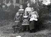 Familj vid Sabbatsbergs Missionshus i Frövi, 1910 ca