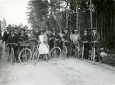 Grupp med cyklar i Frövi, 1930-tal