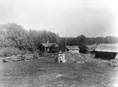 Familj vid vedhög i Stora Mellösa, ca 1900