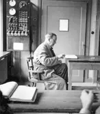 Man vid skrivbord, 1946-1947