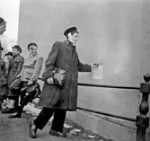 Studenter vid arbetshusets sparlåda, 1947