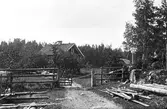 Grind framför stuga, ca 1905