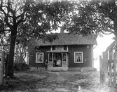 Familj på veranda, ca 1900