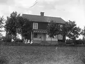 Kvinnor vid hus, 1900-1910