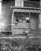 Kvinnor och barn på veranda, ca 1900