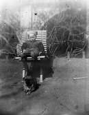 Pojke med hund, ca 1905