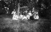 Gruppbild i park, ca 1905
