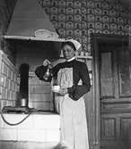 Hembidräde i köket, ca 1905