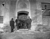 Grupp på kyrktrappan, ca 1905