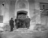 Grupp på kyrktrappan, ca 1905
