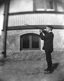 Pojke med luftgevär, ca 1905