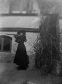 Flicka med luftgevär, ca 1905