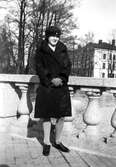 Kvinna på Vasabron, 1930-tal