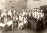 Elever vid Risbergska skolas skolkök, 1928