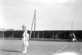 Ung kvinna på tennisplan, 1930-tal