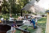Båtar slussas  i Hjälmare kanal, 2001
