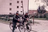Militärer på cyklar, 1962