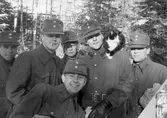 Militärer med katt i skogen, 1962