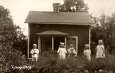 Barn framför lägenheten Ljungstorp, 1920-tal